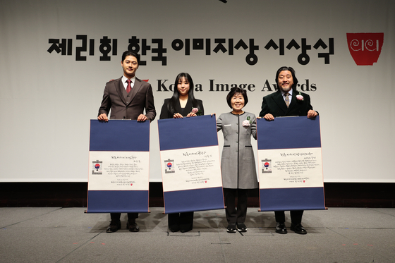Recipients of this year's Korea Image Award pose with President of Corea Image Communication Institute (CICI) Choi Jung-hwa at Grand InterContinental Seoul Parnas in Gangnam District, southern Seoul, on Wednesday. From left are fencer Oh Sang-uk, table tennis player Shin Yu-bin, CICI President Choi and chef Edward Lee. [COREA IMAGE COMMUNICATION INSTITUTE] 