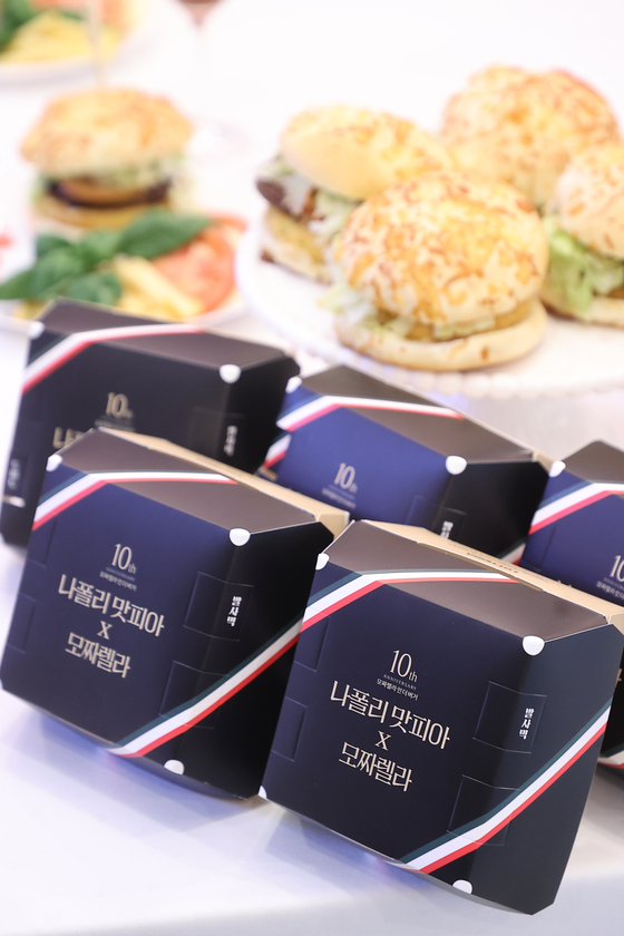 The new Napoli Matfia Mozzarella Burger is available at Lotteria starting Jan. 16. [YONHAP]
