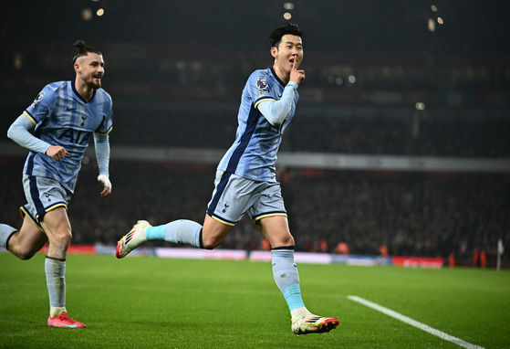 Tottenham Hotspur captain Son Heung-min, right, celebrates scoring during the Premier League match against Arsenal at Emirates Stadium in London on Jan. 15. [REUTERS/YONHAP]