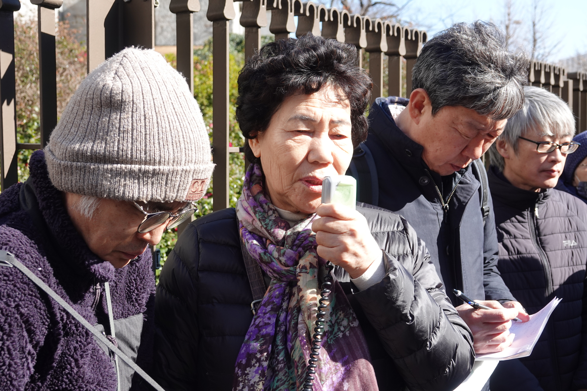 Korean plaintiff Park Nam-soon speaks to reporters outside the Supreme Court in Tokyo on Jan. 17 after the court rejected a request for the removal of her father's name from Yasukuni Shrine.[YONHAP]