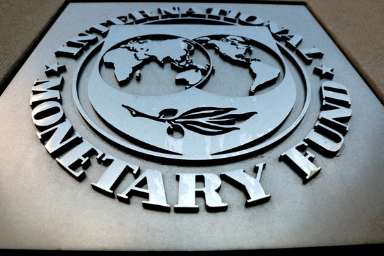 The International Monetary Fund (IMF) logo is seen outside the headquarters building in Washington D.C. on Sept. 4, 2018. [REUTERS/YONHAP]
