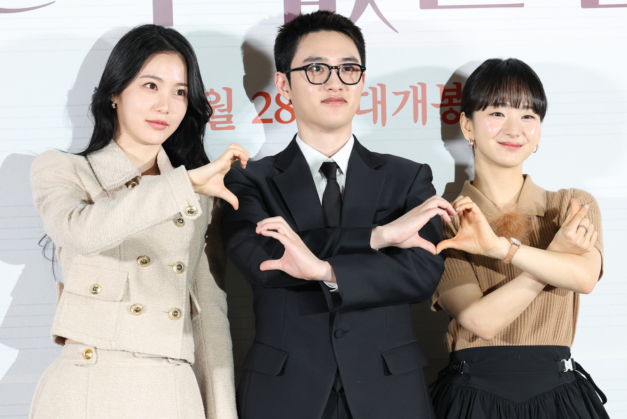 Actors of "Secret: Untold Melody" pose for photos during a press conference held on Jan. 14 at Megabox COEX in Gangnam District, southern Seoul. From left: Shin Ye-eun, Doh Kyung-soo and Won Jin-a [NEWS1]