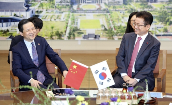 North Gyeongsang Gov. Lee Cheol-woo, right, speaks with newly appointed Chinese Ambassador to Korea Dai Bing at the North Gyeongsang Provincial Government headquarters in Andong, North Gyeongsang, on Jan. 17. [NORTH GYEONGSANG PROVINCIAL GOVERNMENT]