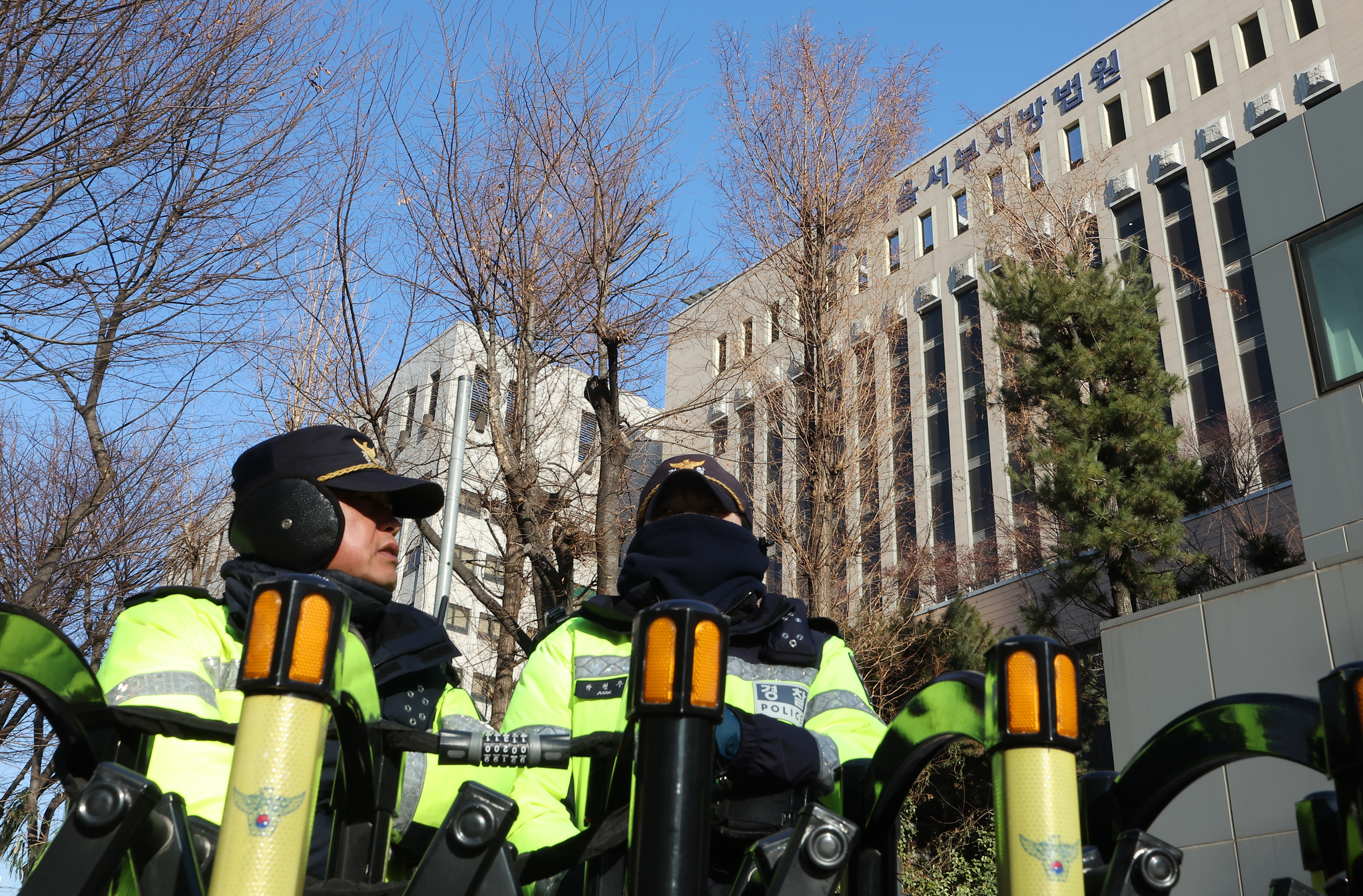 Police stand on guard outside the Seoul Western District Court in Mapo District, western Seoul, on Jan. 17. [YONHAP]