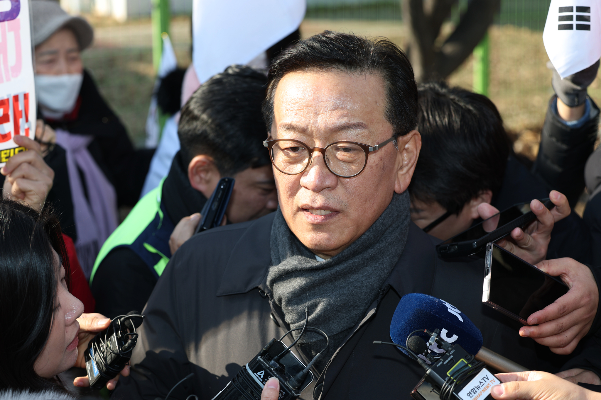 Seok Dong-hyun, a longtime friend of President Yoon Suk Yeol and an unofficial spokesperson for his legal defense team, responds to questions from reporters on Jan. 17 in front of the Seoul Detention Center in Uiwang, Gyeonggi, where the president is currently being held. [NEWS1]