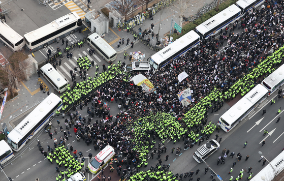 Supporters of President Yoon Suk Yeol hold a rally in front of the Seoul Western District Court in Mapo District, western Seoul, Saturday afternoon amid Yoon’s arrest warrant hearing. [JOINT PRESS CORPS]