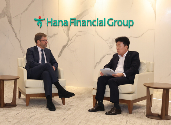 Bain Capital Co-Managing Partner John Connaughton, left, talks with Hana Financial Group Chairman and CEO Ham Young-joo at Hana Financial Group's offices in Jung District, central Seoul, on Jan. 17. [HANA BANK]