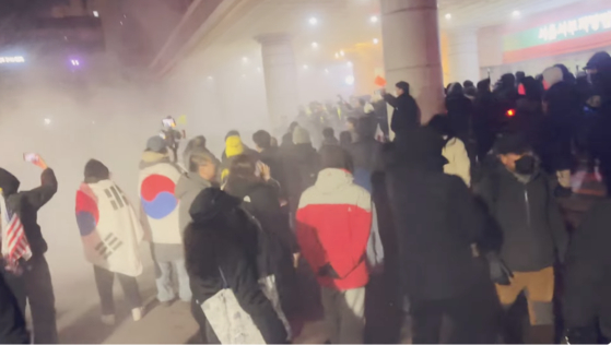 Supporters of President Yoon Suk Yeol break into the Seoul Western District Court in Mapo District, western Seoul, on Jan. 19, in footage from YouTube. [SCREEN CAPTURE] 