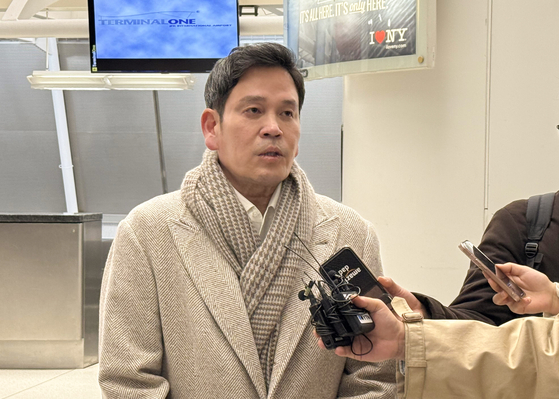 Shinsegae Group Chairman Chung Yong-jin tiold reporters he planned to meet key U.S. figures through the introduction of Donald Trump Jr. on Jan. 18 at John F. Kennedy International Airport in New York, where he was set to take a plane to Washington ahead of U.S. President-elect Donald Trump's inauguration. [YONHAP] 