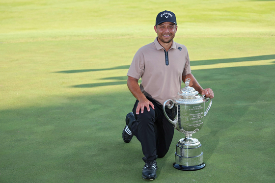 Xander Schauffele poses with the Wanamaker Trophy after winning the final round of the 2024 PGA Championship at Valhalla Golf Club on May 19, 2024 in Louisville, Kentucky. [AFP/YONHAP] 