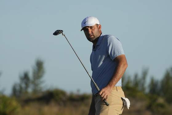 Scottie Scheffler watches his putt on the 17th green during the final round of the Hero World Challenge PGA Tour at the Albany Golf Club in New Providence, Bahamas on Dec. 8, 2024. [AP/YONHAP]