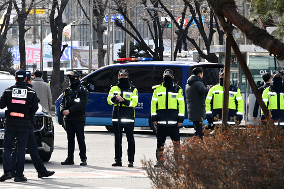 The Justice Ministry van carrying impeached President Yoon Suk Yeol arrives at the Seoul Western District Court in Seoul for his arrest warrant hearing at 2 p.m. [YONHAP]