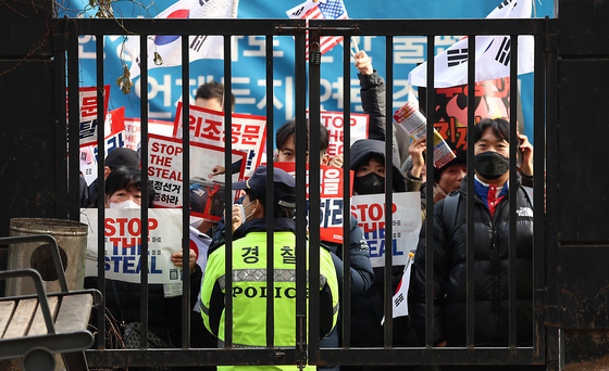 Supporters of President Yoon Suk Yeol rally in front of the Seoul Western District Court in Mapo District, western Seoul, as the court holds a hearing to review an arrest warrant for Yoon on Jan. 18. [JOINT PRESS CORPS] 