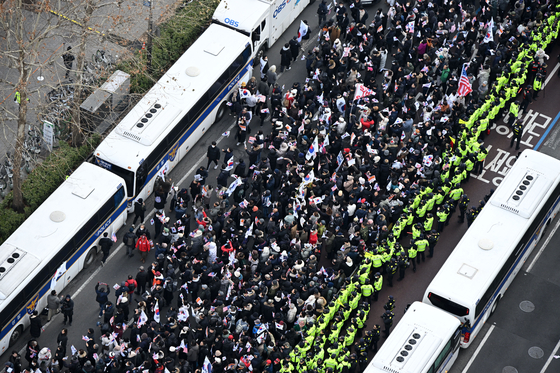 President Yoon Suk Yeol’s supporters gather in front of the Seoul Western District Court as his pretrial arrest hearing takes place. [YONHAP]
