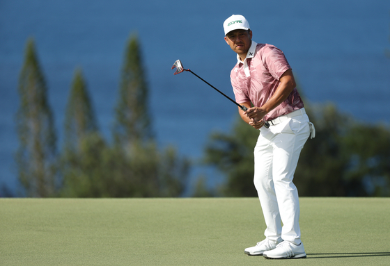 Xander Schauffele putts on the tenth green during the second round of The Sentry 2025 at Plantation Course at Kapalua Golf Club on Jan. 3 in Kapalua, Hawaii. [GETTY IMAGES]