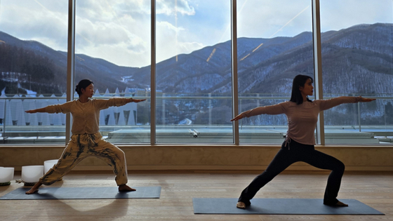 Visitors doing yoga in the “Balance Care Zone” of the High1 Wellness Center. [KANGWON LAND] 