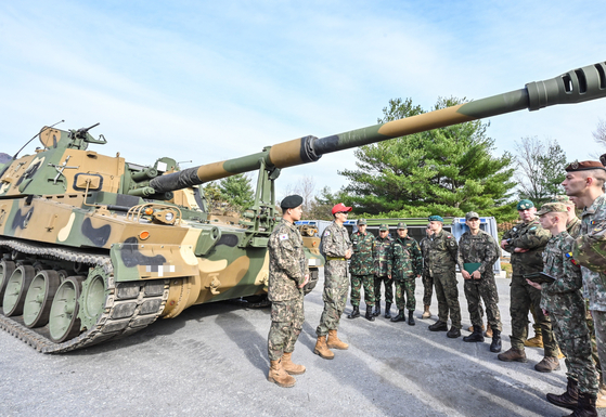 Foreign soldiers from countries operating Korean-made K9 howitzers listen to an introduction to the weapon as part of the Korea-Army International Course (K-AIC) program. [YONHAP]