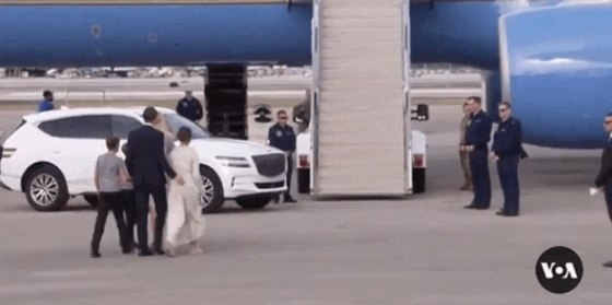 A white Genesis GV80 SUV was seen on Jan. 18 parked next to a U.S. military aircraft bringing incoming U.S. President Donald Trump and his family in West Palm, Florida, to Washington for his second inauguration. [SCREEN CAPTURE]