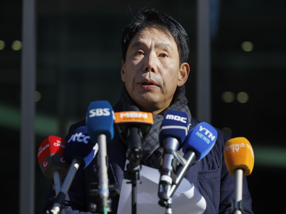 KFA presidential candidate Shin Moon-sun speaks during a press conference in front of the KFA House in central Seoul on Jan. 10. [YONHAP]