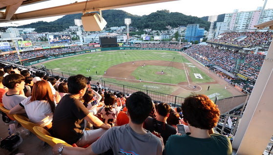 Spectators watch a KBO game between the Hanwha Eagles and NC Dinos at Hanwha Life Eagles Park in Daejeon on Sept. 29, 2024. The game was the Eagles' last at the venue. [YONHAP] 