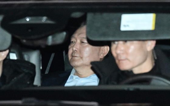 President Yoon Suk Yeol heads toward the Seoul Detention Center in Gyeonggi after attending a questioning session held at the by the Corruption Investigation Office for High-ranking Officials on Jan. 15. [JOINT PRESS CORPS]