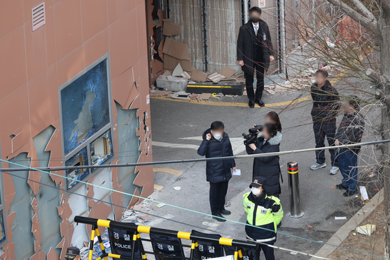 A building of the Seoul Western District Court in western Seoul is seen damaged on Jan. 19, a day when pro-Yoon Suk Yeol demonstrators stormed the courthouse. [YONHAP] 