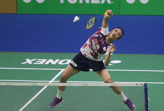 An Se-young competes in the women's singles final at the India Open against Pornpawee Chochuwong in New Delhi, India on Jan. 19. [EPA/YONHAP] 