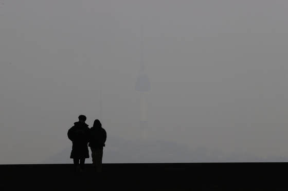 Namsan Tower is faintly visible from the National Museum of Korea in Yongsan District, central Seoul, on Jan. 20, when an ultrafine dust advisory was issued as the concentration of ultrafine particulate matter skyrocketed. An ultrafine dust advisory is issued when the average concentration of ultrafine particulate matter exceeds 75 micrograms per cubic meter for more than two consecutive hours. [YONHAP]