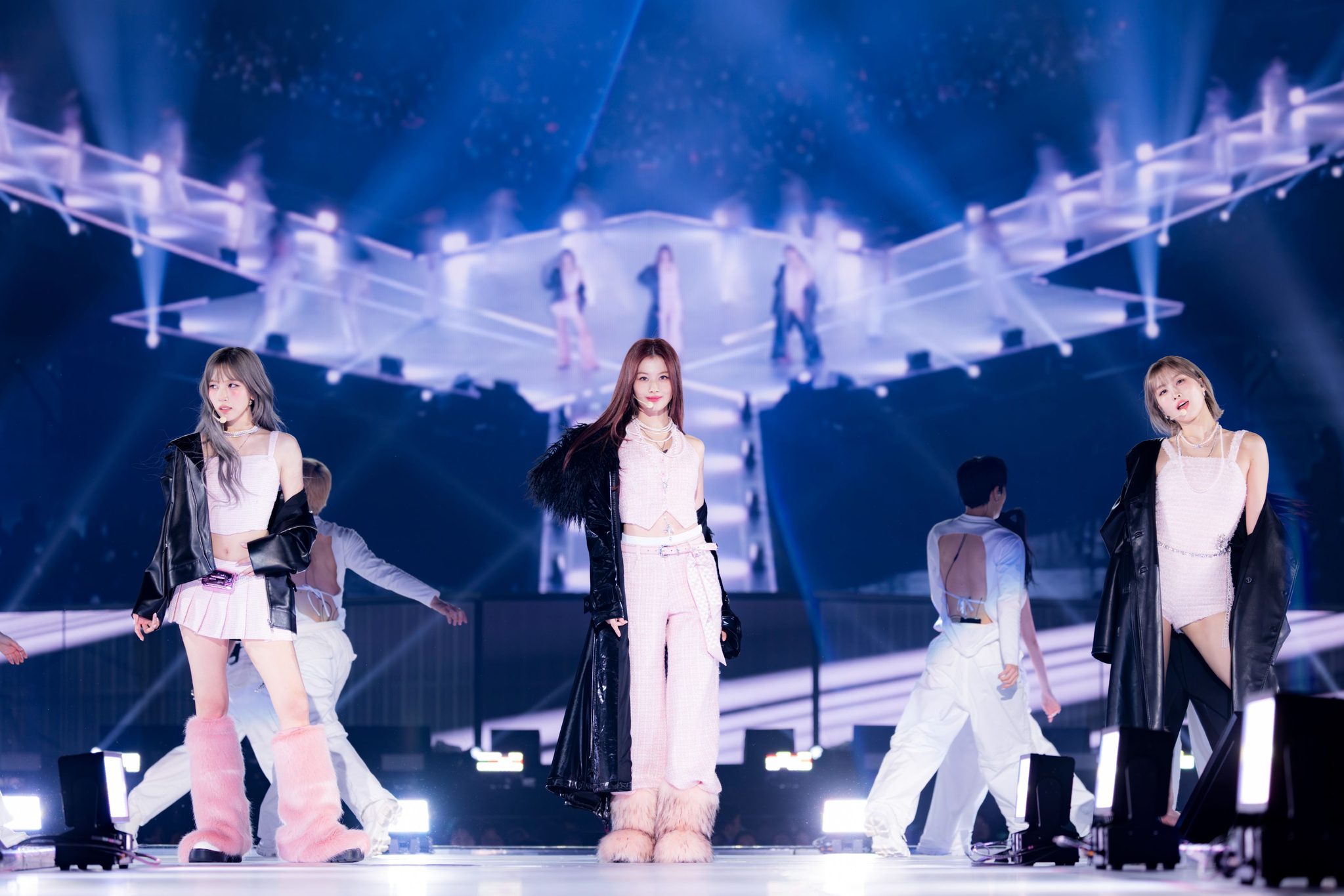 Girl group Twice’s first subunit MiSaMo performs during its inaugural dome tour “Haute Couture,″ which took place at the Belluna Dome on Nov. 2 and 3 last year, at the Kyocera Dome Osaka on Nov. 16 and 17 and the Tokyo Dome on Jan. 15 and 16. [JYP ENTERTAINMENT]