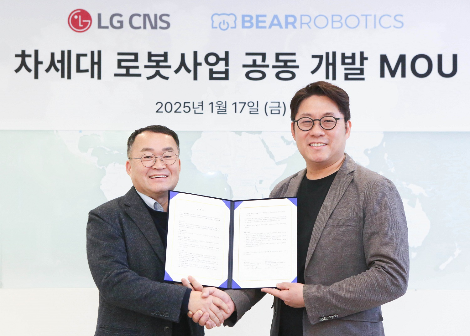 Lee Jun-ho, senior vice president of LG CNS's smart logistics and city division, left, and Bear Robotics founder and CEO John Ha pose for a photo after signing a memorandum of understanding (MOU) on Jan. 17. [LG CNS]