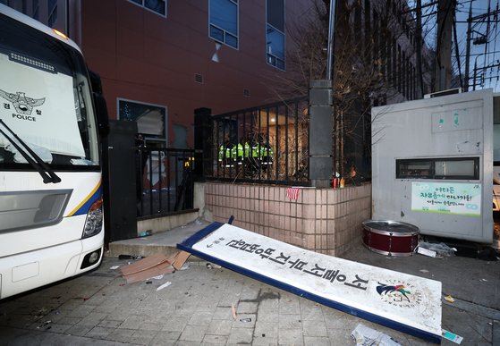 A sign at the Seoul Western District Court is seen damaged following the break-in by supporters of President Yoon Suk Yeol on Jan. 19. [NEWS1]