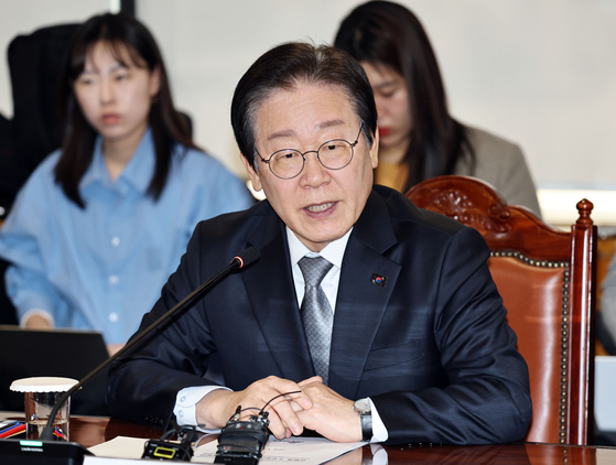 Democratic Party leader Lee Jae-myung speaks during a meeting with chief executives of Korea's major banks at the Federation of Banks headquarters in central Seoul on Jan. 20. [JOINT PRESS CORPS] 