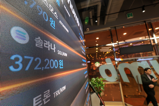 The price of Solana is displayed at the Bithumb Lounge in Gangnam District, southern Seoul, on the morning of Jan. 20. The cryptocurrency hit an all-time high of $294.33 the same day following the apparent launch of U.S. President-elect Donald Trump's meme coin on the Solana blockchain. [YONHAP]