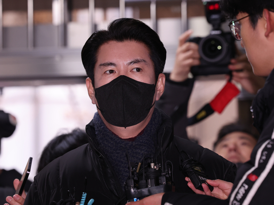 Kim Shin, a senior official of the Presidential Security Service (PSS), speaks to the press at the headquarters of the National Office of Investigation (NOI) in Seodaemun District, western Seoul on Jan. 20. [NEWS1]