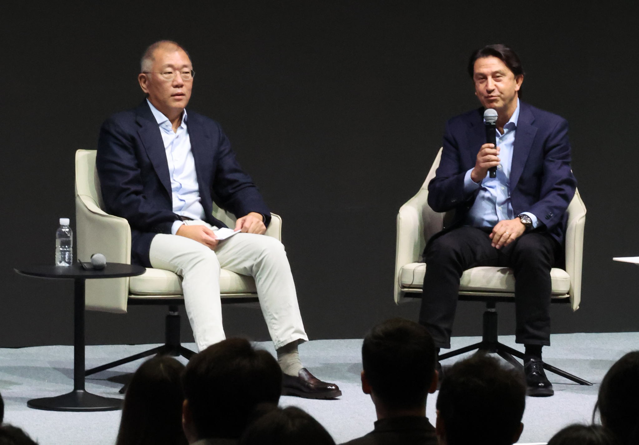 Hyundai Motor CEO Jose Munoz, right, speaks next to Hyundai Motor Group Executive Chair Euisun Chung during a company meeting in Goyang, Gyeonggi, on Jan. 6. [YONHAP]