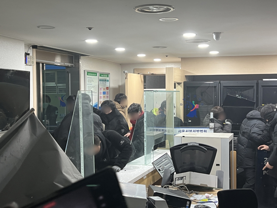 Supporters of impeached President Yoon Suk Yeol break into the Seoul Western District Court in Mapo District on Jan. 19. [NEWS1] 