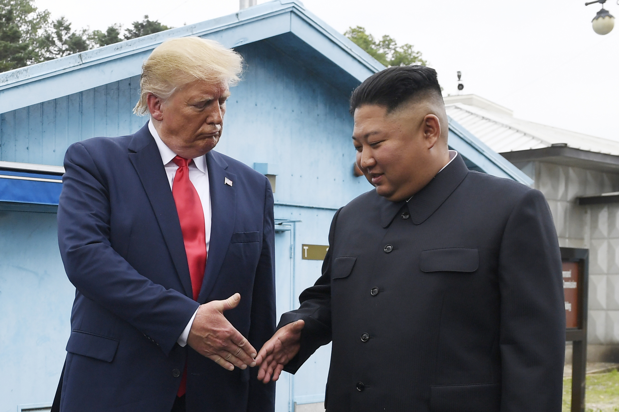 North Korean leader Kim Jong-un, right, and U.S. President Donald Trump prepare to shake hands at the border village of Panmunjom in the demilitarized zone (DMZ), South Korea, on June 30, 2019. [AP/YONHAP]