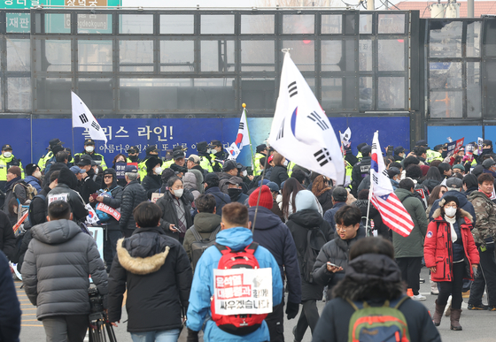 Pro-Yoon Suk Yeol protesters rally near the Constitutional Court in Jongno District, central Seoul on Jan. 21. Young men in their 20s and 30s made up around half of the Yoon supporters that stormed the Seoul Western District Court in Mapo District, western Seoul, on Jan. 19. [YONHAP]