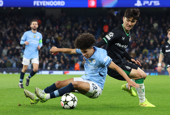 Feyenoord midfielder Hwang In-beom, right, vies for the ball during the Champions League match against Manchester City at Etihad Stadium in England on Nov. 26, 2024. [EPA/YONHAP] 