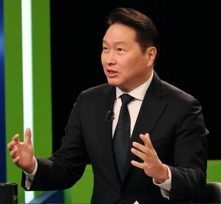 Korea Chamber of Commerce and Industry Chairman Chey Tae-won speaks during an interview with KBS on Jan. 19. [KOREA CHAMBER OF COMMERCE AND INDUSTRY] 