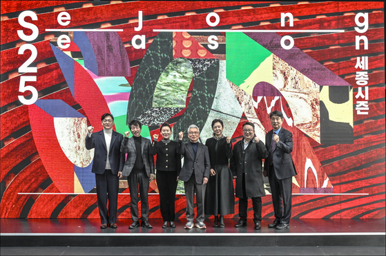 Sejong Center for the Performing Arts' resident troupe leaders and CEO, middle, pose for photos after a press conference at the Seoul Metropolitan Ballet Studio in Yongsan District, central Seoul, on Tuesday. [SEJONG CENTER FOR THE PERFORMING ARTS]