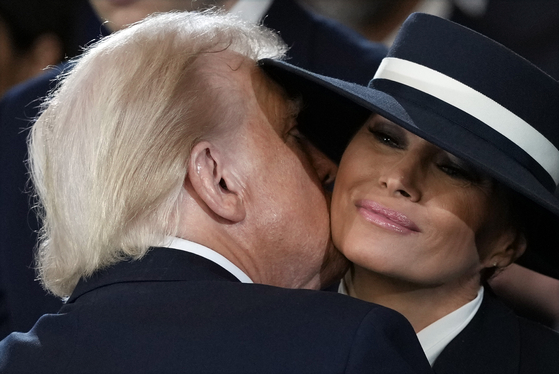 U.S. President Donald Trump kisses first lady Melania Trump after he was sworn in during the 60th Presidential Inauguration in the Rotunda of the U.S. Capitol in Washington, Jan. 20. [AP/YONHAP]