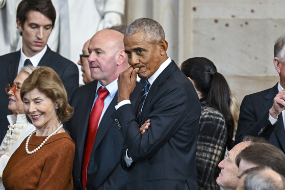 Former U.S. President Barack Obama, right, and Laura Bush, left, attend the 60th Presidential Inauguration in the Rotunda of the U.S. Capitol in Washington, Jan. 20. [AP/YONHAP]