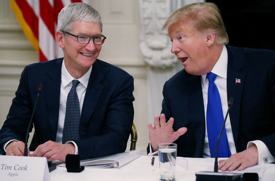 Apple CEO and U.S. President Donald Trump in 2019 [REUTERS/YONHAP]