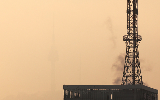 Namsan Tower is faintly visible from the National Museum of Korea in Yongsan District, central Seoul, on Jan. 22. [NEWS1]