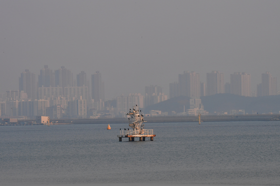 High-rise apartment complexes are blurred out by fine dust in Pohang, North Gyeongsang, on Jan. 22. [NEWS1]