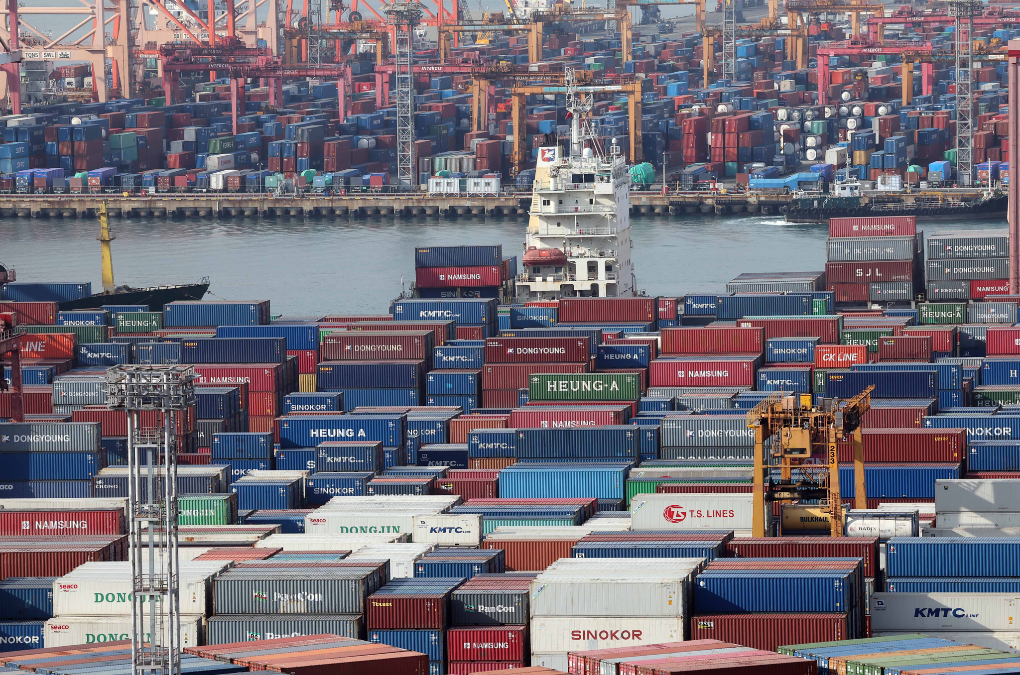 Shipping containers at a port in Korea's southeastern city of Busan. [YONHAP]