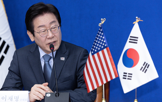 Democratic Party leader Lee Jae-myung speaks during his meeting with acting U.S. Ambassador to Korea Joseph Yun at the National Assembly in Yeouido, western Seoul, on Jan. 22. [NEWS1]