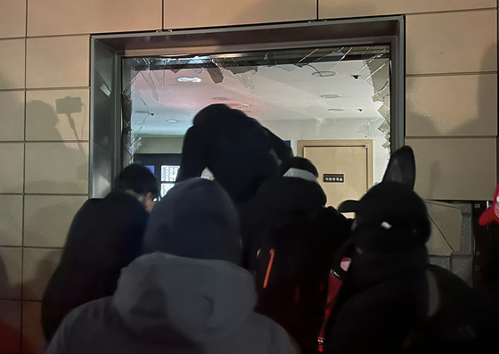 Protesters break into a window of the Seoul Western District Court in Mapo District, western Seoul, following the issuance of an arrest warrant for impeached President Yoon Suk Yeol on Jan. 19. [NEWS1]
