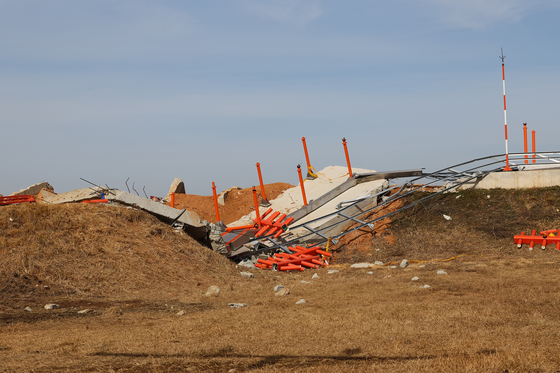 The damaged localizer mound at the site of the Jeju Air crash remains unattended at Muan International Airport, as a joint memorial service for the victims is held on Jan. 18. [KIM HYUN-DONG]